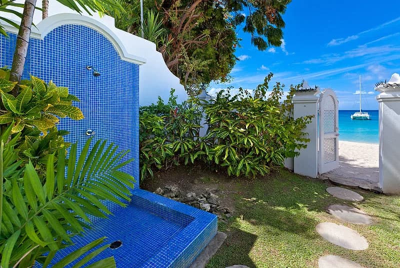 A Lovely Five-bedroom Beachfront Villa photo 5
