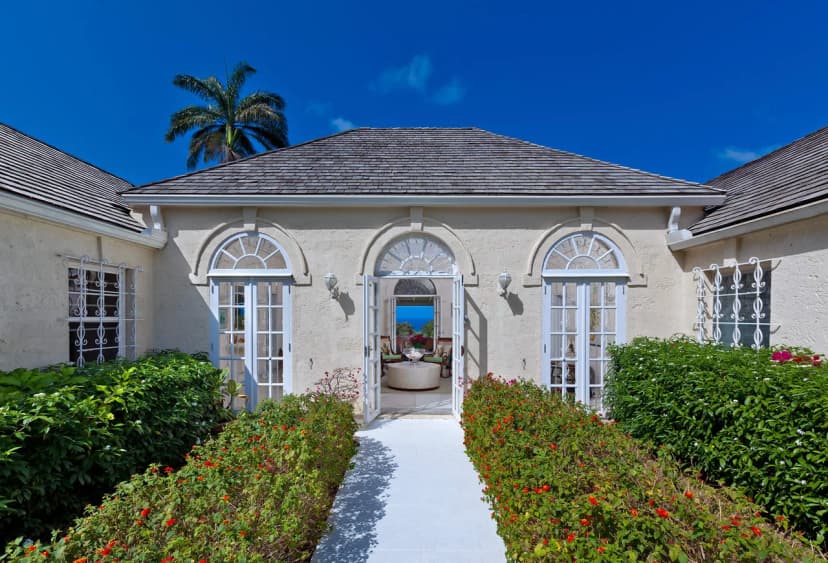 Luxurious Three Bedroom Villa On The Exclusive San