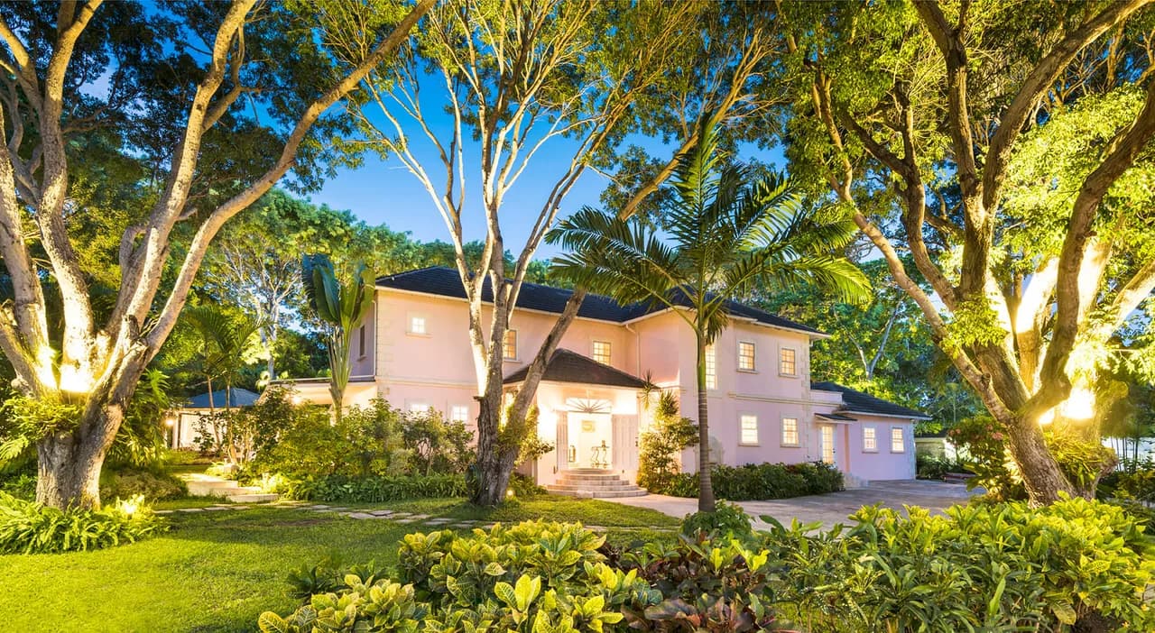 A Stunning Six-bedroom Villa With Golf Course View photo 3
