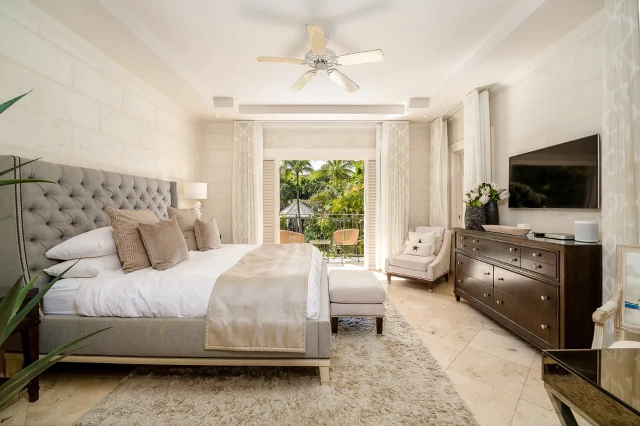 Luxurious Villa in Stunning Beach photo 3