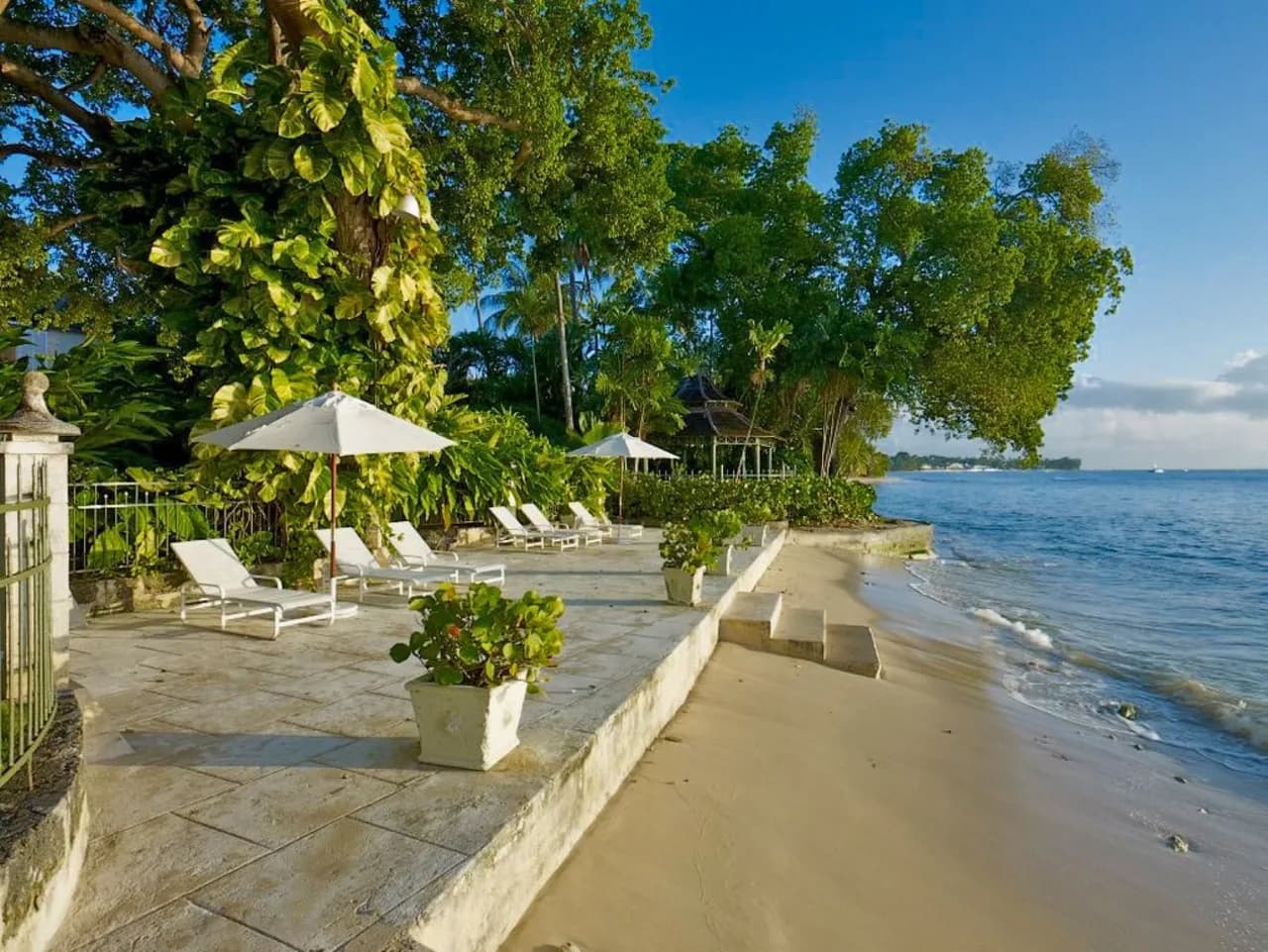 Exquisite Villa Which in Crescent-shaped Shoreline