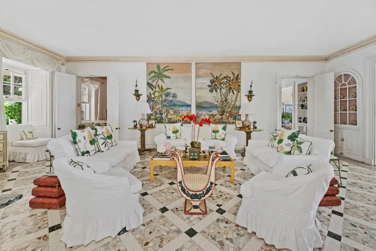 Exquisite Villa Which in Crescent-shaped Shoreline photo 2