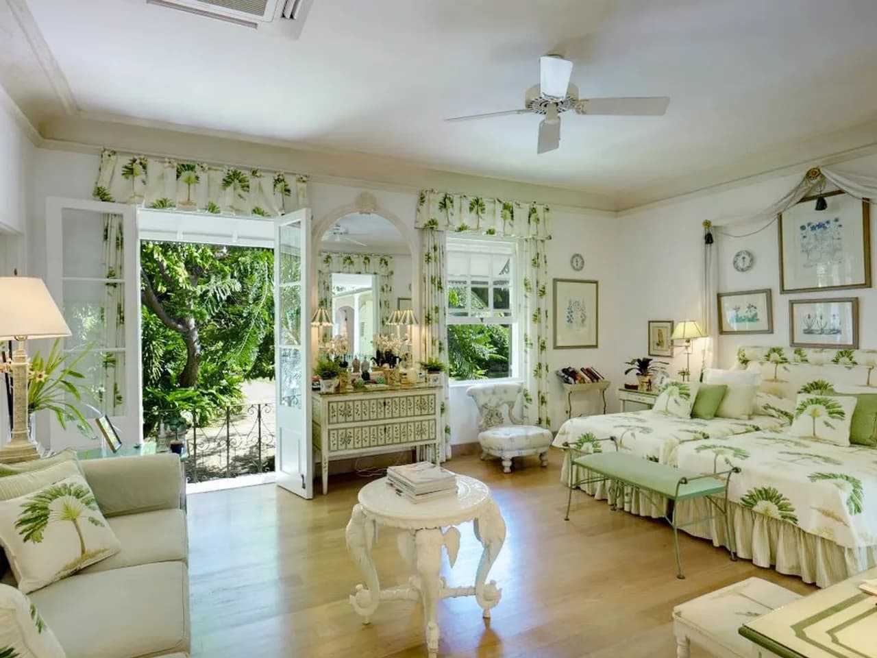 Exquisite Villa Which in Crescent-shaped Shoreline photo 3