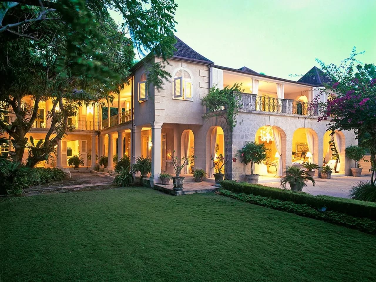 Exquisite Villa Which in Crescent-shaped Shoreline photo 4