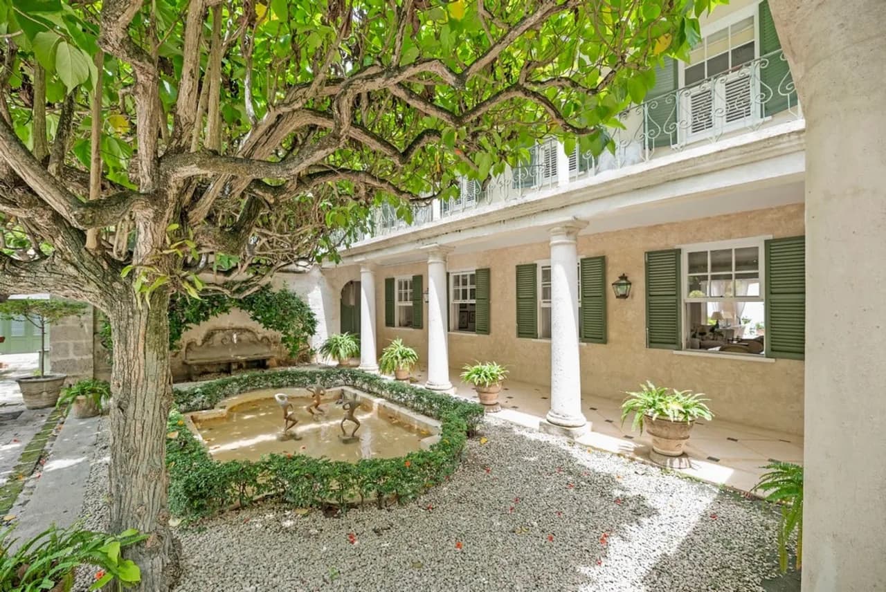 Exquisite Villa Which in Crescent-shaped Shoreline photo 5