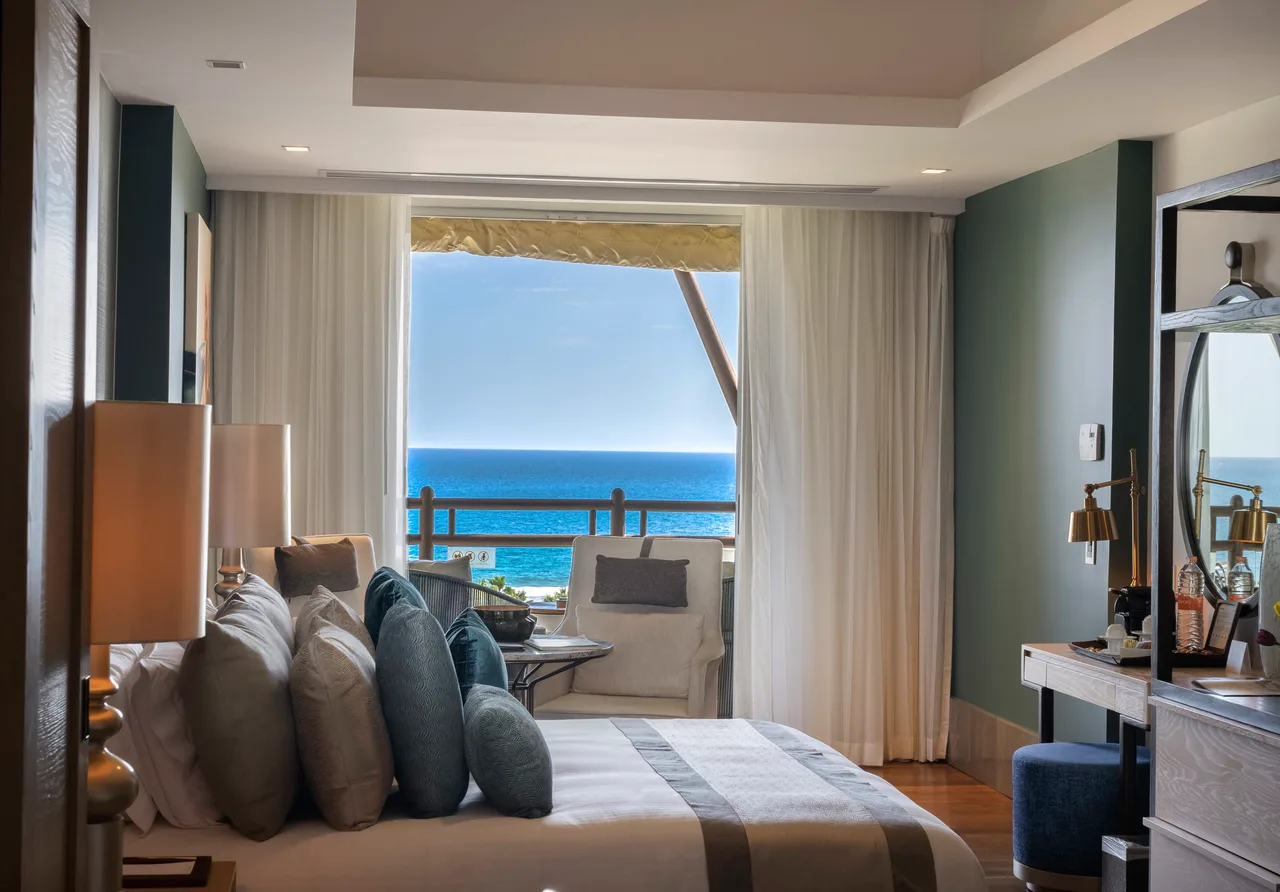 Beautiful Beachfront Penthouse with Infinity Pool photo 3