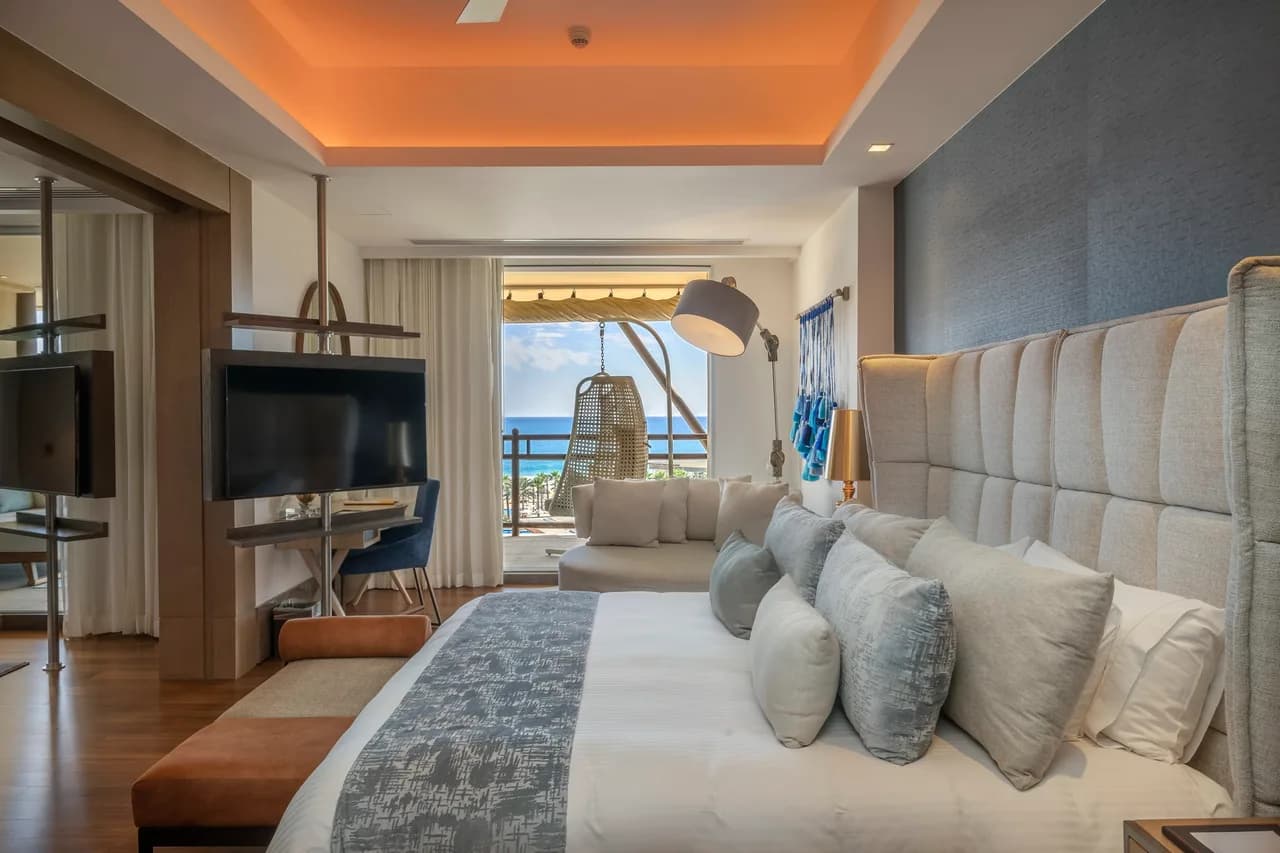 Beautiful Beachfront Penthouse with Infinity Pool photo 4