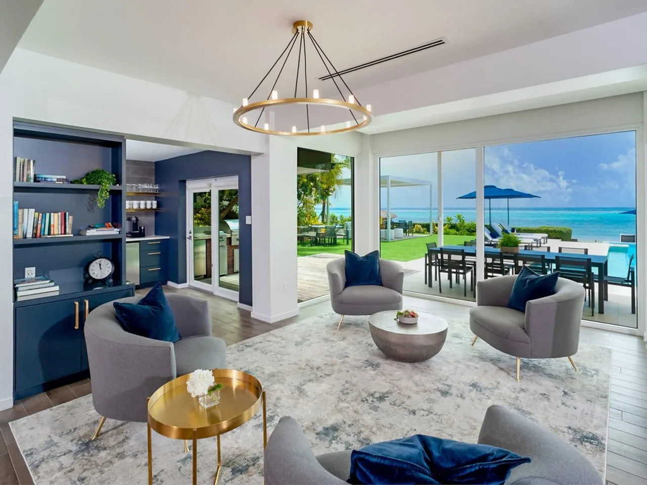 Elaborate Beachfront Villa with Pool photo 2