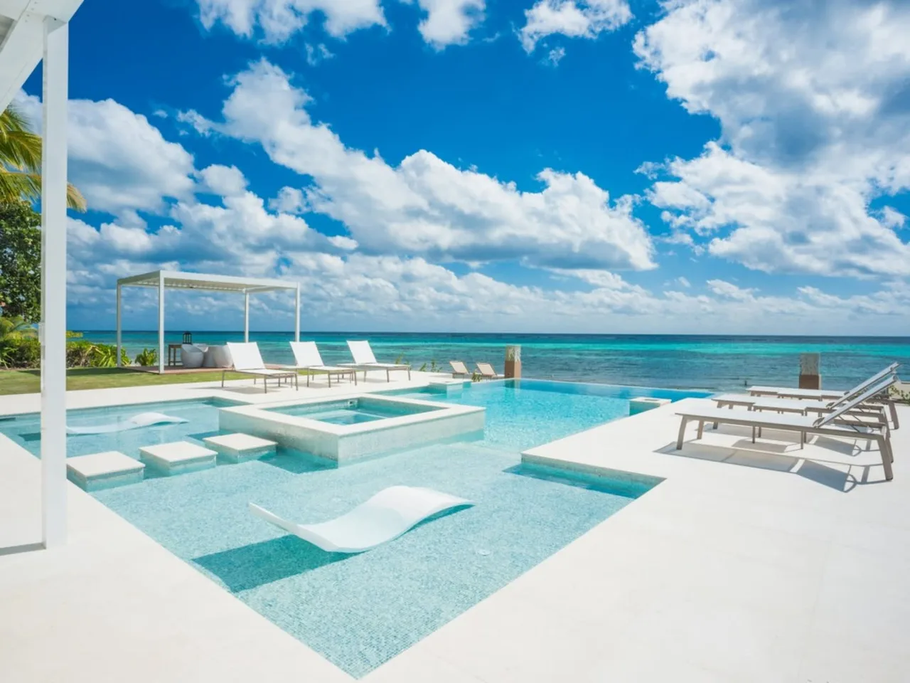 Elaborate Beachfront Villa with Pool photo 4