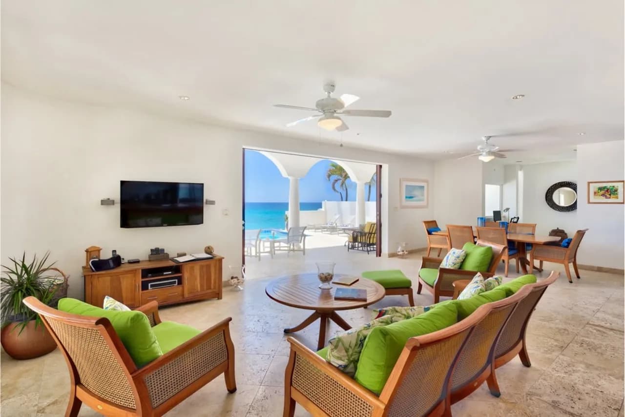 Luxuriously Spacious Villa with Private Pool photo 2