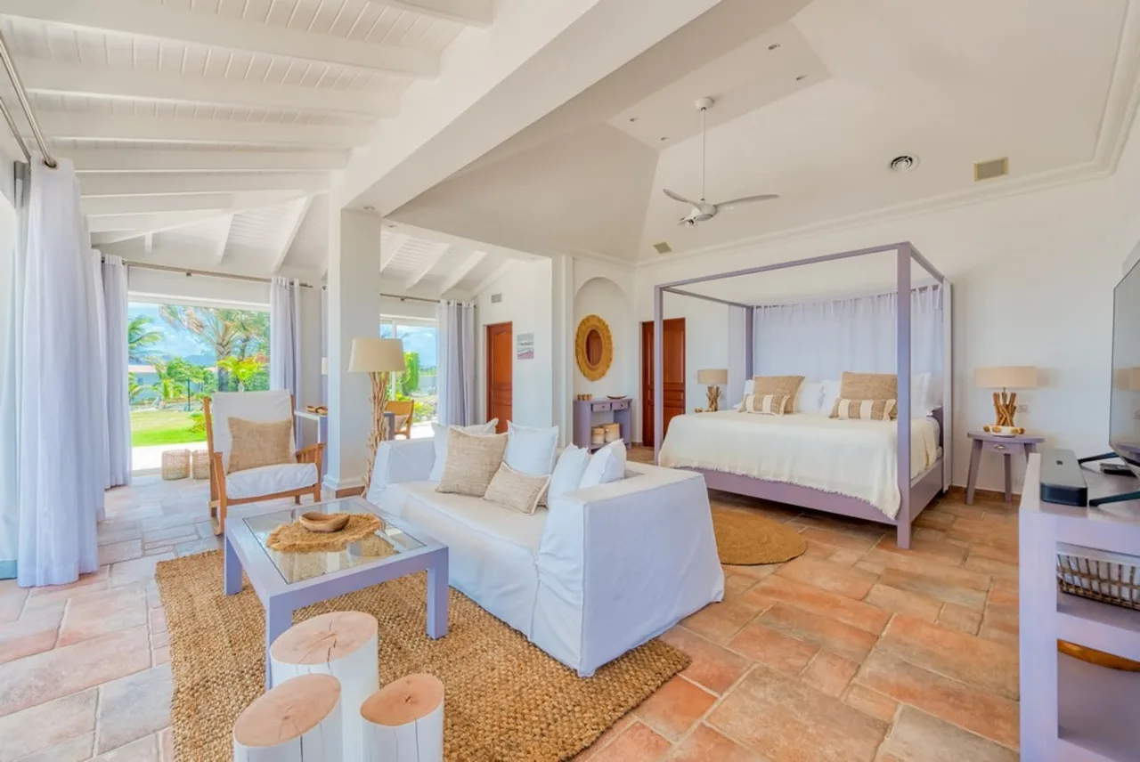 Majestic 5 Bed Cliffside Villa with Private Beach photo 3