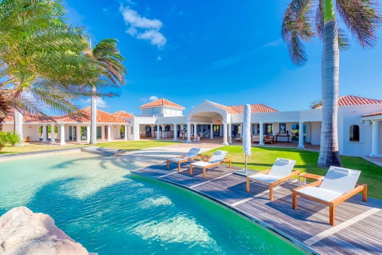 Majestic 5 Bed Cliffside Villa with Private Beach photo 4