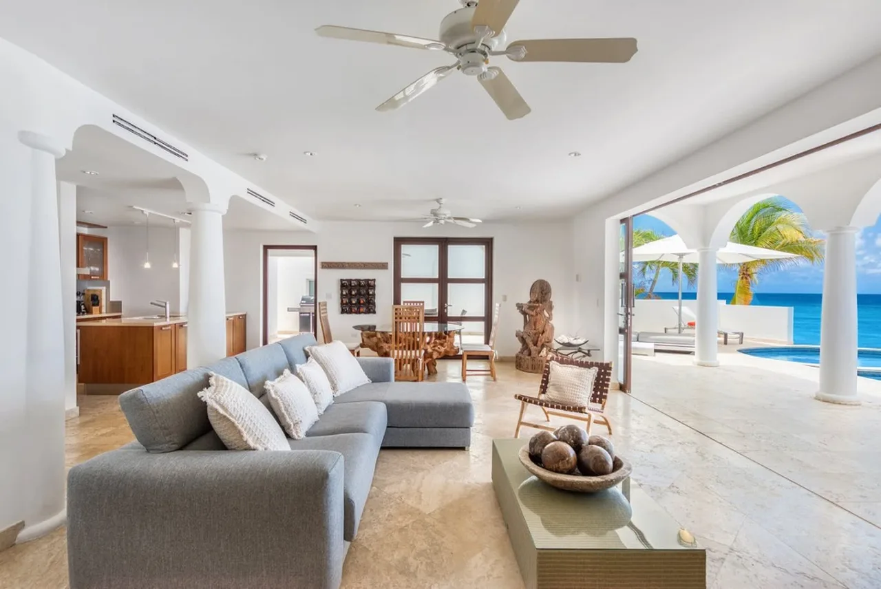 Elegant Oceanfront Villa with Contemporary Design photo 2