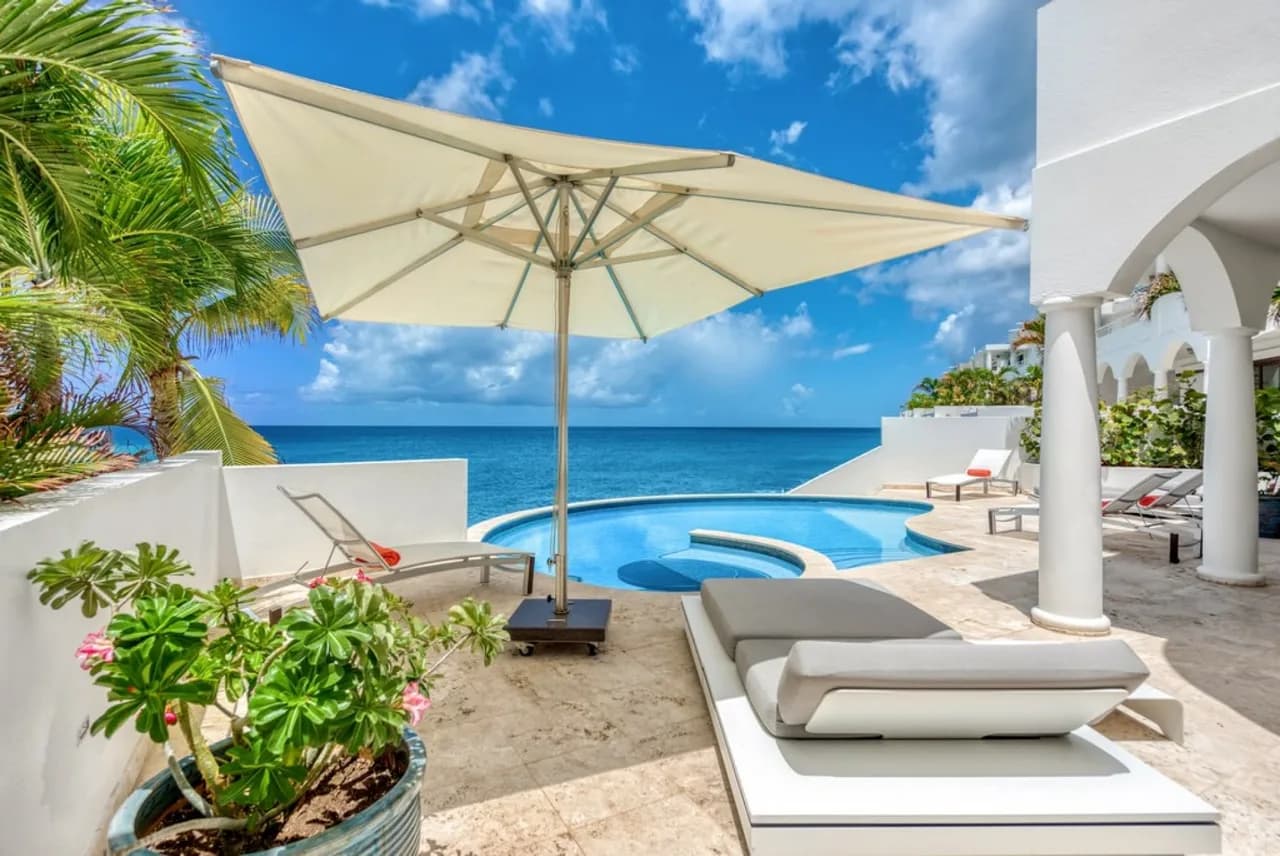 Elegant Oceanfront Villa with Contemporary Design photo 4