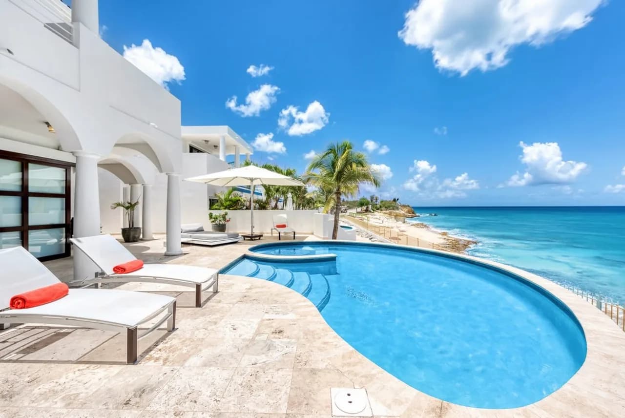 Elegant Oceanfront Villa with Contemporary Design photo 5