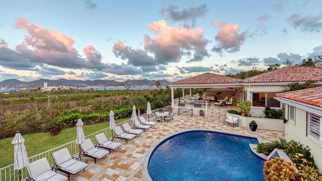 ELEGANTLY DESIGNED 6BR VILLA WITH SEA VIEW photo 2