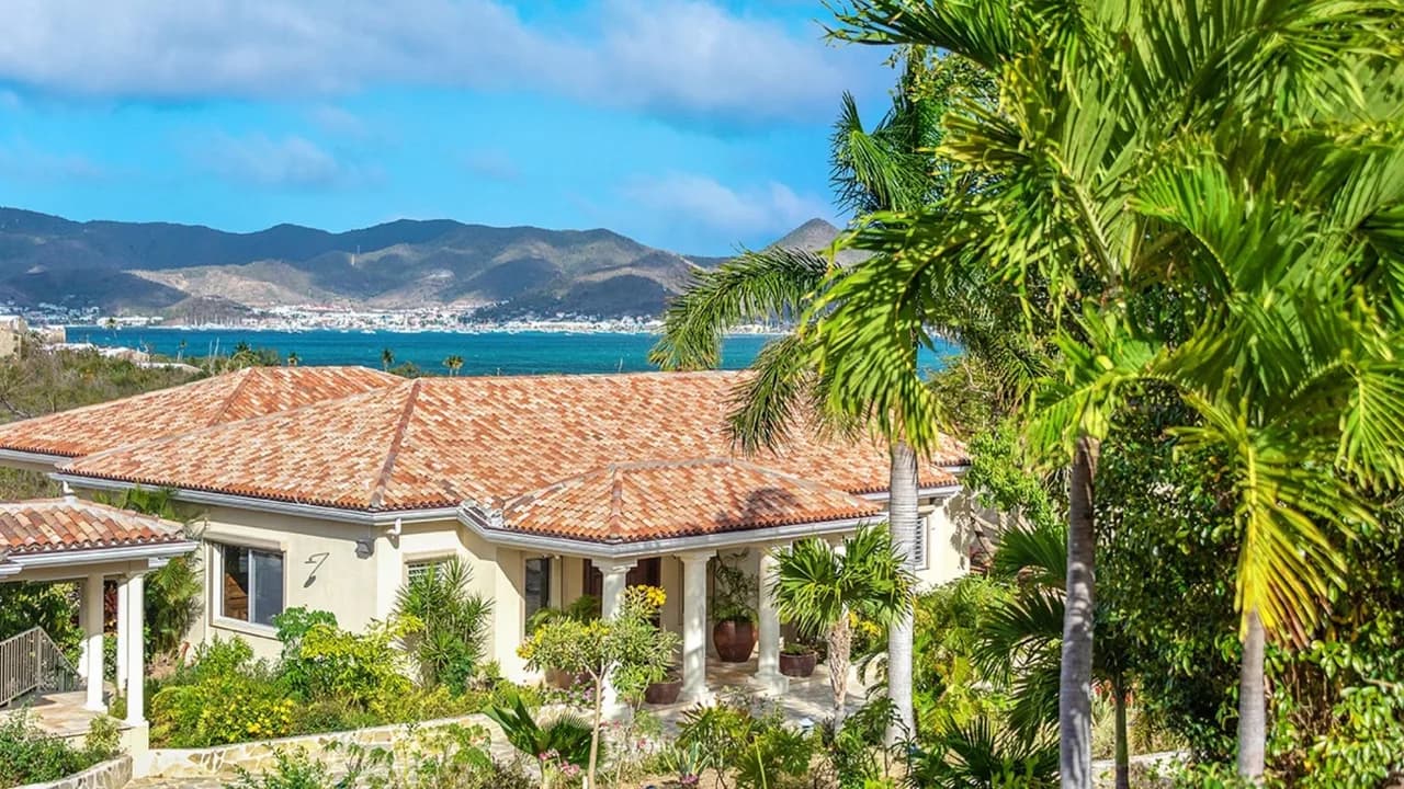 ELEGANTLY DESIGNED 6BR VILLA WITH SEA VIEW photo 5