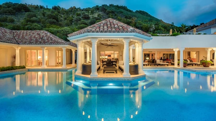 OPULENT PRIVATE BEACHFRONT VILLA WITH OCEAN VIEWS
