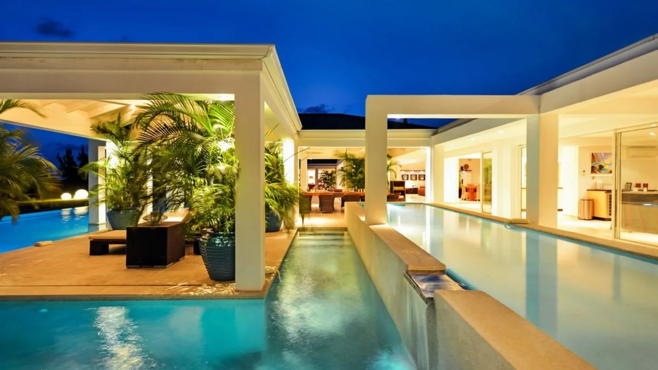 CONTEMPORARY HILLSIDE VILLA IN TERRES BASSES