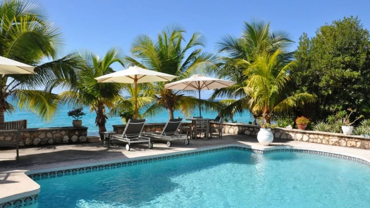 Fascinating 3BR beachfront villa with terrace photo 3