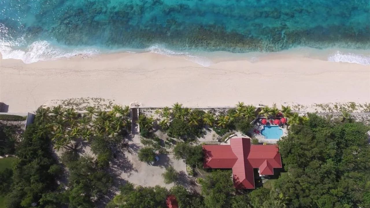 Fascinating 3BR beachfront villa with terrace photo 5