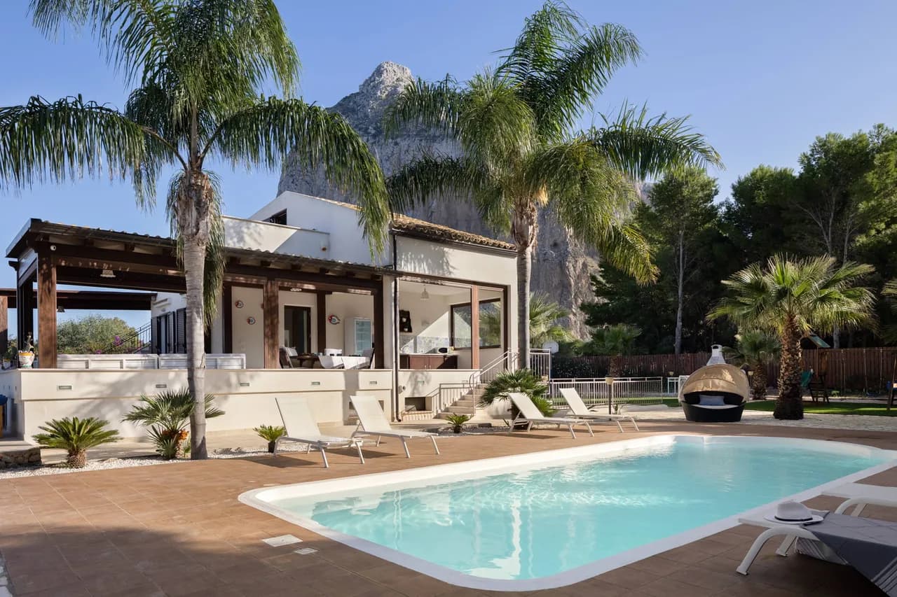 Amazing Villa Minutes Away From Fine Sandy Beach