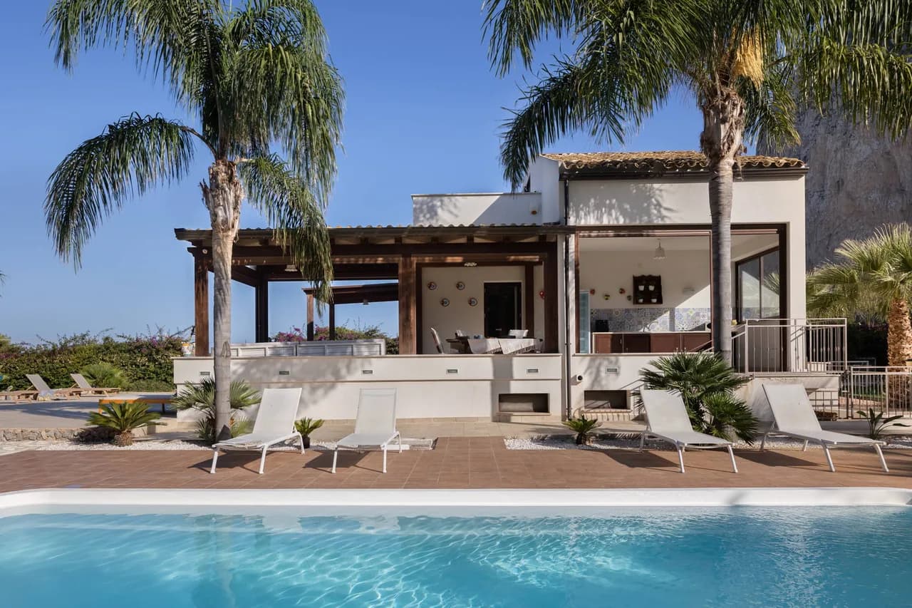 Amazing Villa Minutes Away From Fine Sandy Beach photo 4