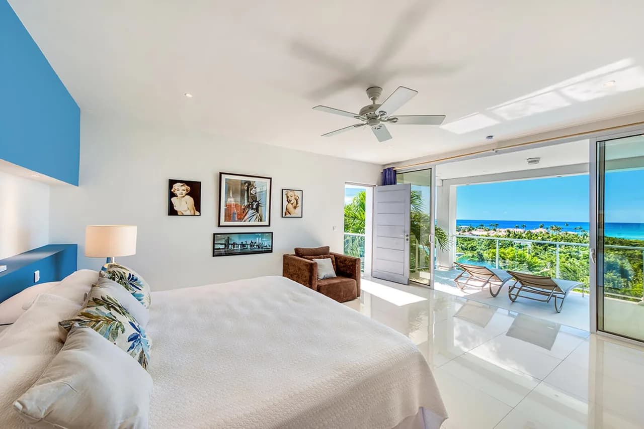 Elegant Oceanfront Villa with Secluded Beach Acces photo 3