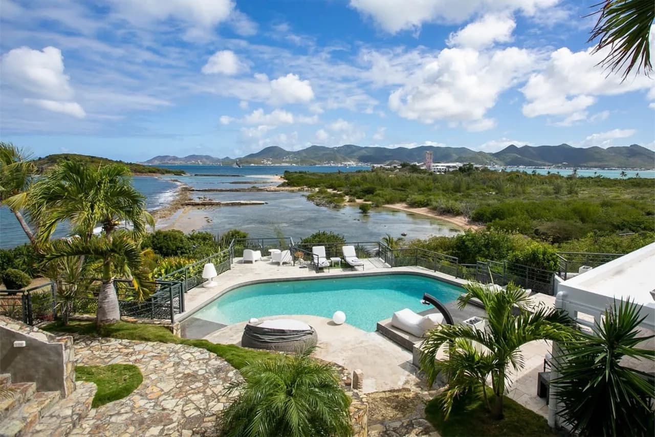 Elegant Oceanfront Villa with Secluded Beach Acces photo 4