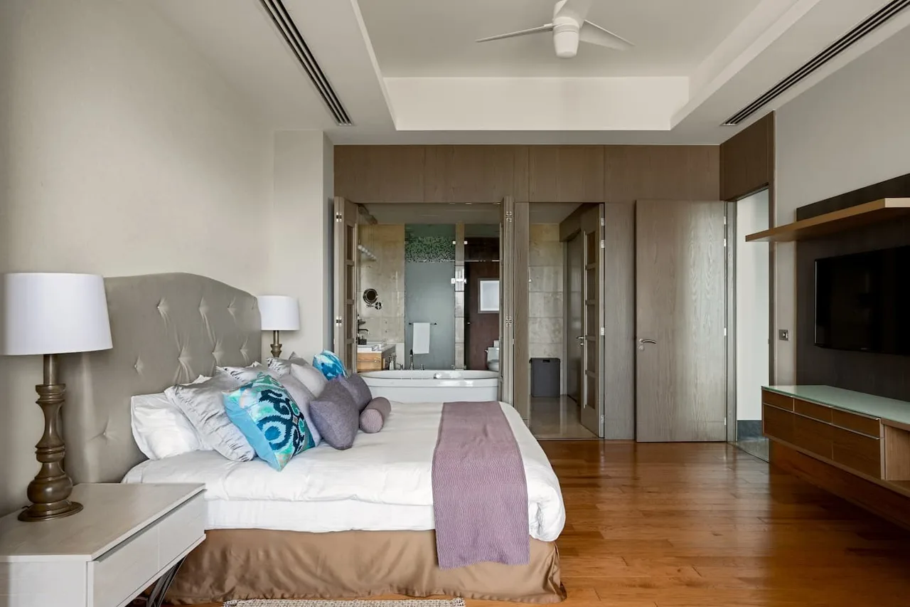 Beautiful modern suite with Jacuzzi photo 5
