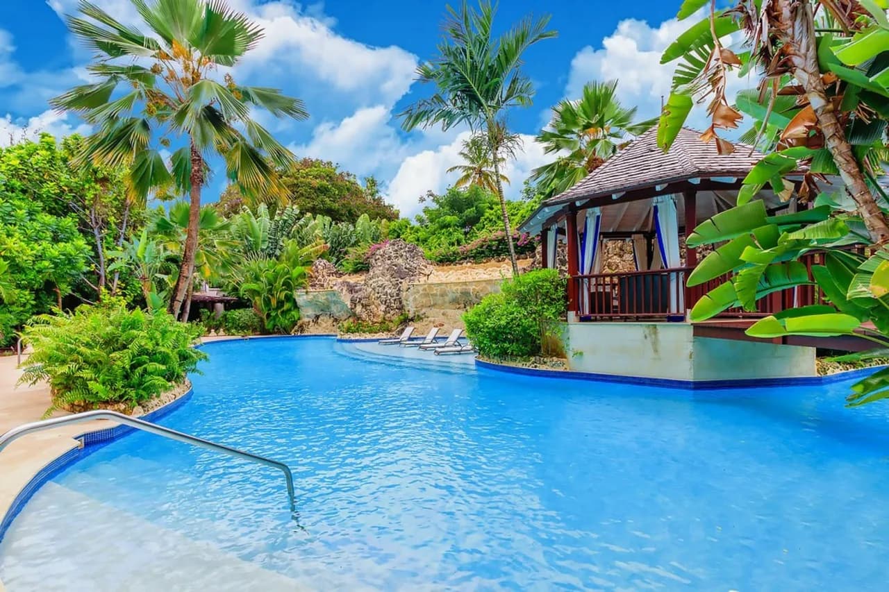 Exquisite Modern 3 Bedroom Villa Steps from Gibbs