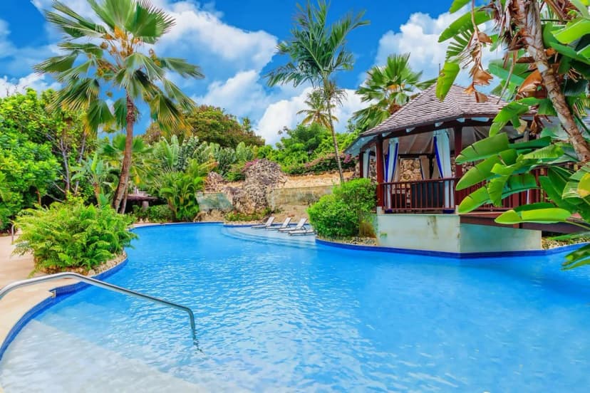 Exquisite Modern 3 Bedroom Villa Steps from Gibbs