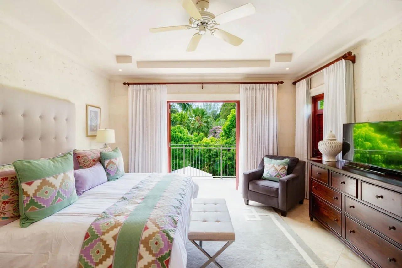 Exquisite Modern 3 Bedroom Villa Steps from Gibbs photo 3