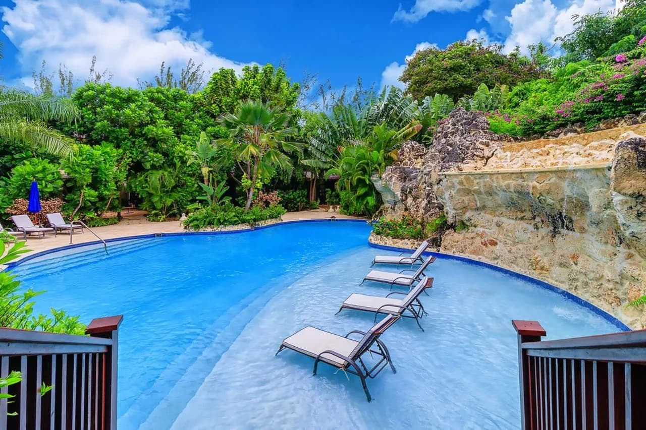 Exquisite Modern 3 Bedroom Villa Steps from Gibbs photo 4