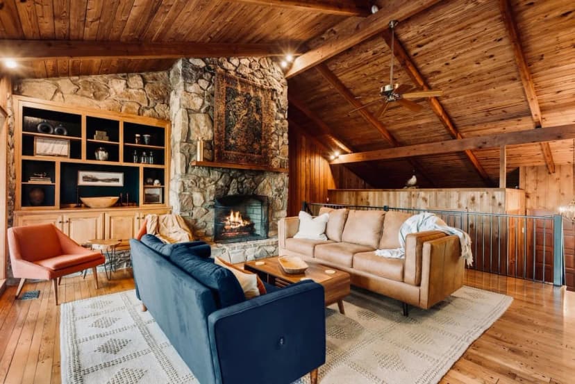 Chic Lakefront Six Bedroom Home in Nashville