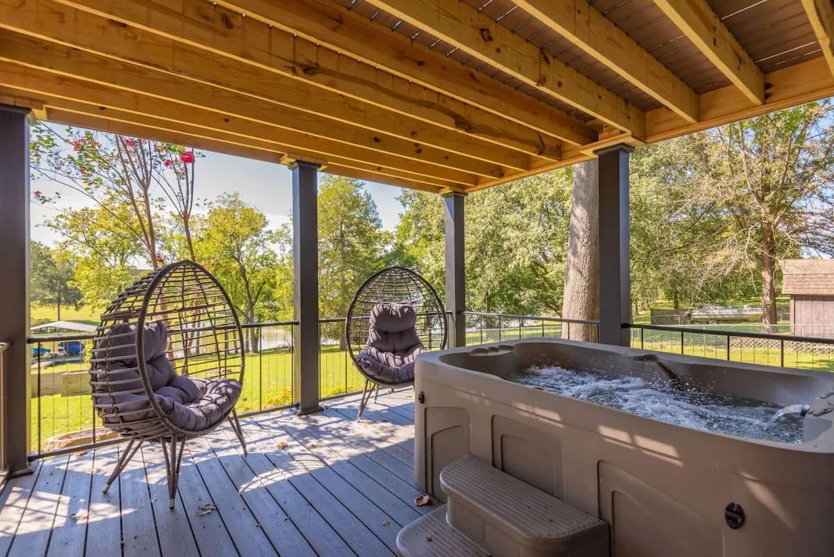 Lakefront Six Bedroom Home in Gallatin, Tennessee photo 5