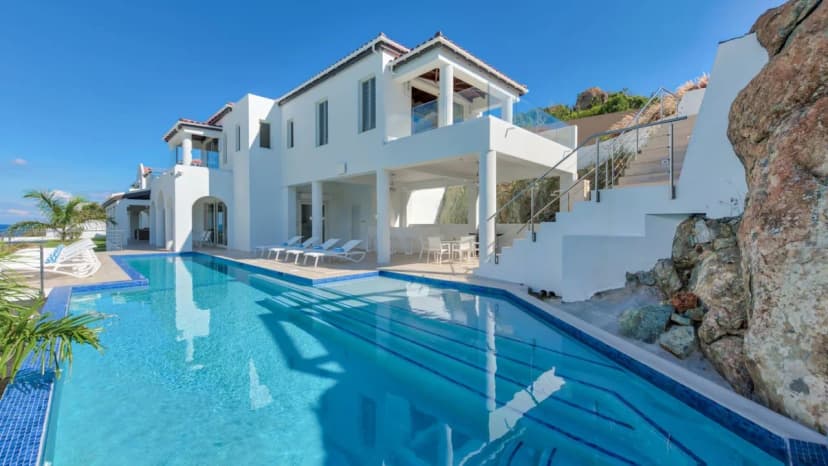 CONTEMPORARY OCEANFRONT VILLA WITH PRIVATE POOL