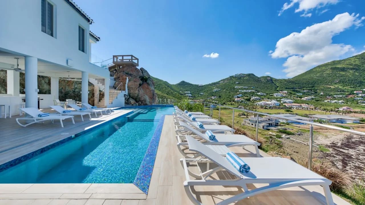 CONTEMPORARY OCEANFRONT VILLA WITH PRIVATE POOL photo 2