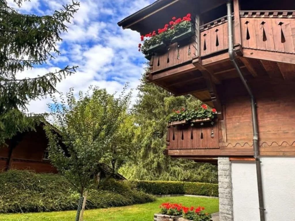 Serene Chalet With Shared Pool and Spa