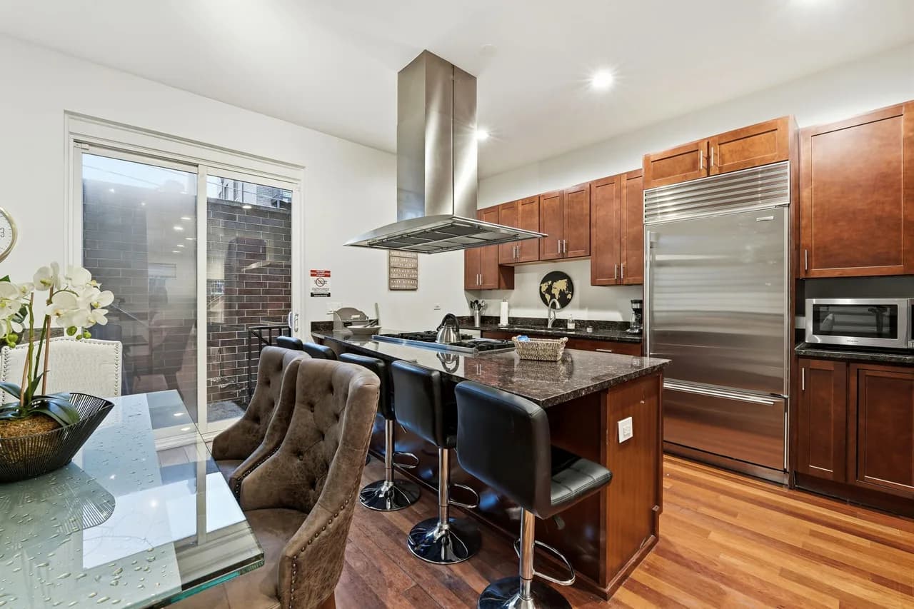Rooftop Terrace Four Bedroom Home in Chicago photo 4