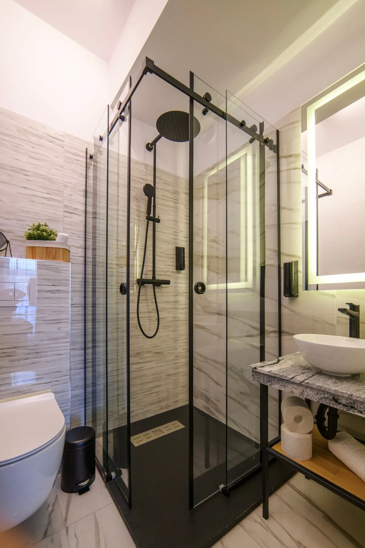 Chic Two Bedroom Retreat in Timisoara photo 3