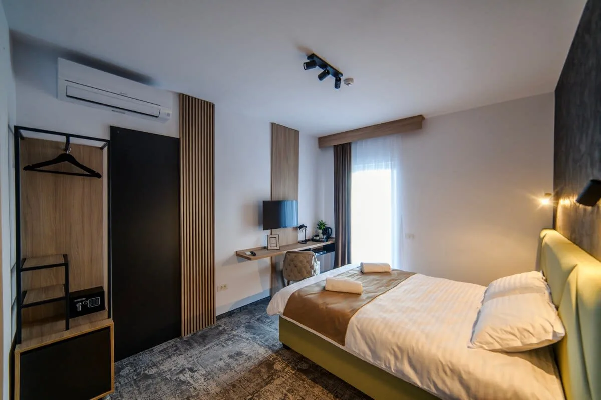 Chic Two Bedroom Retreat in Timisoara photo 4