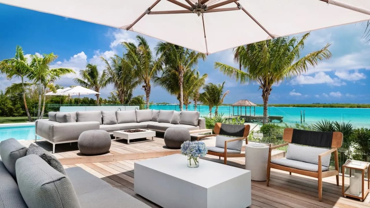 Splendid 6BR Beachfront Villa in Blue Cay photo 3