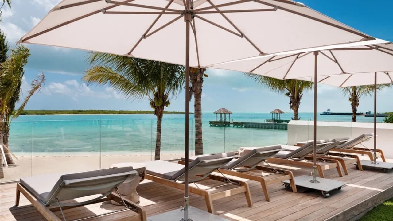Splendid 6BR Beachfront Villa in Blue Cay photo 4