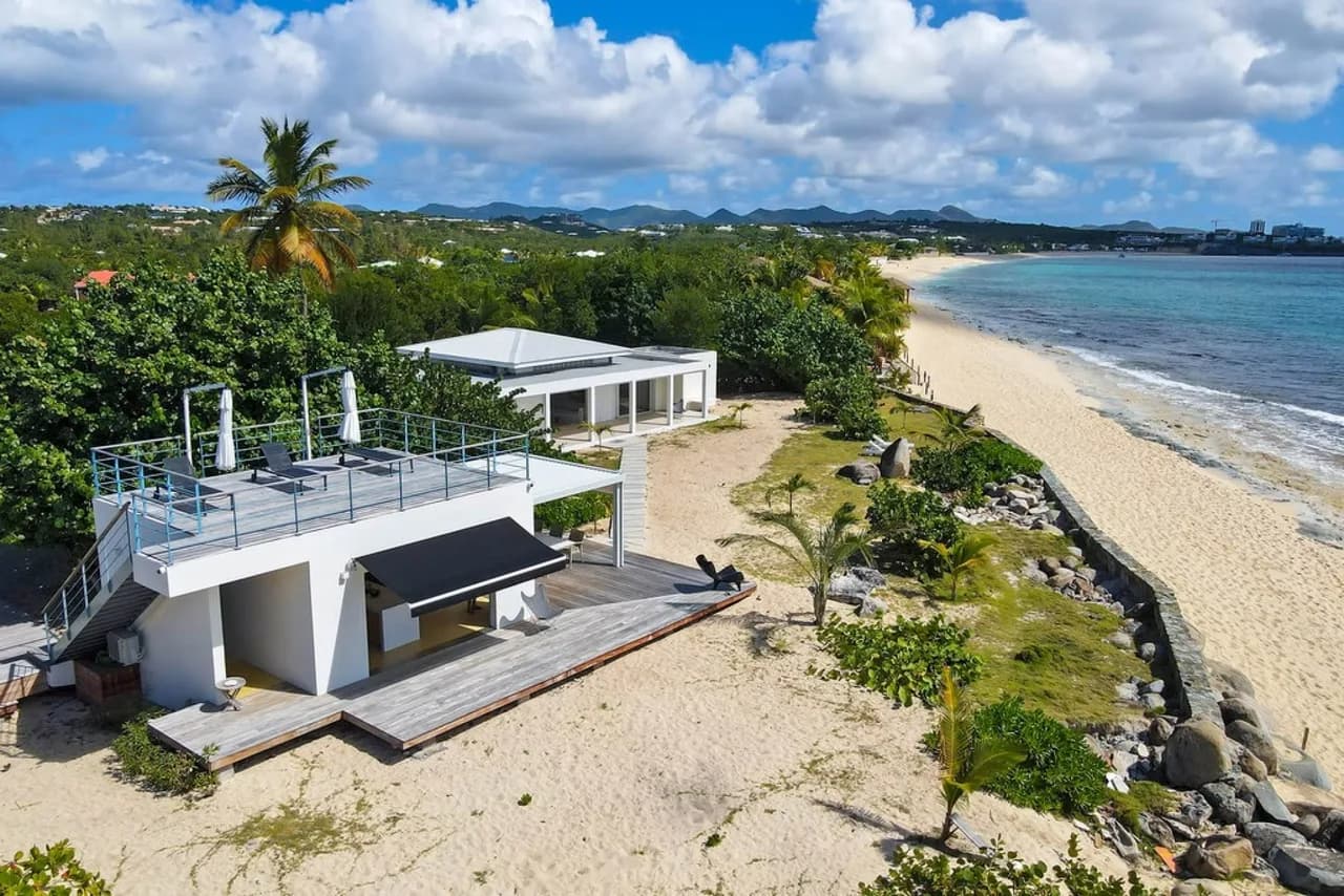 Contemporary villa located right on the beach photo 2
