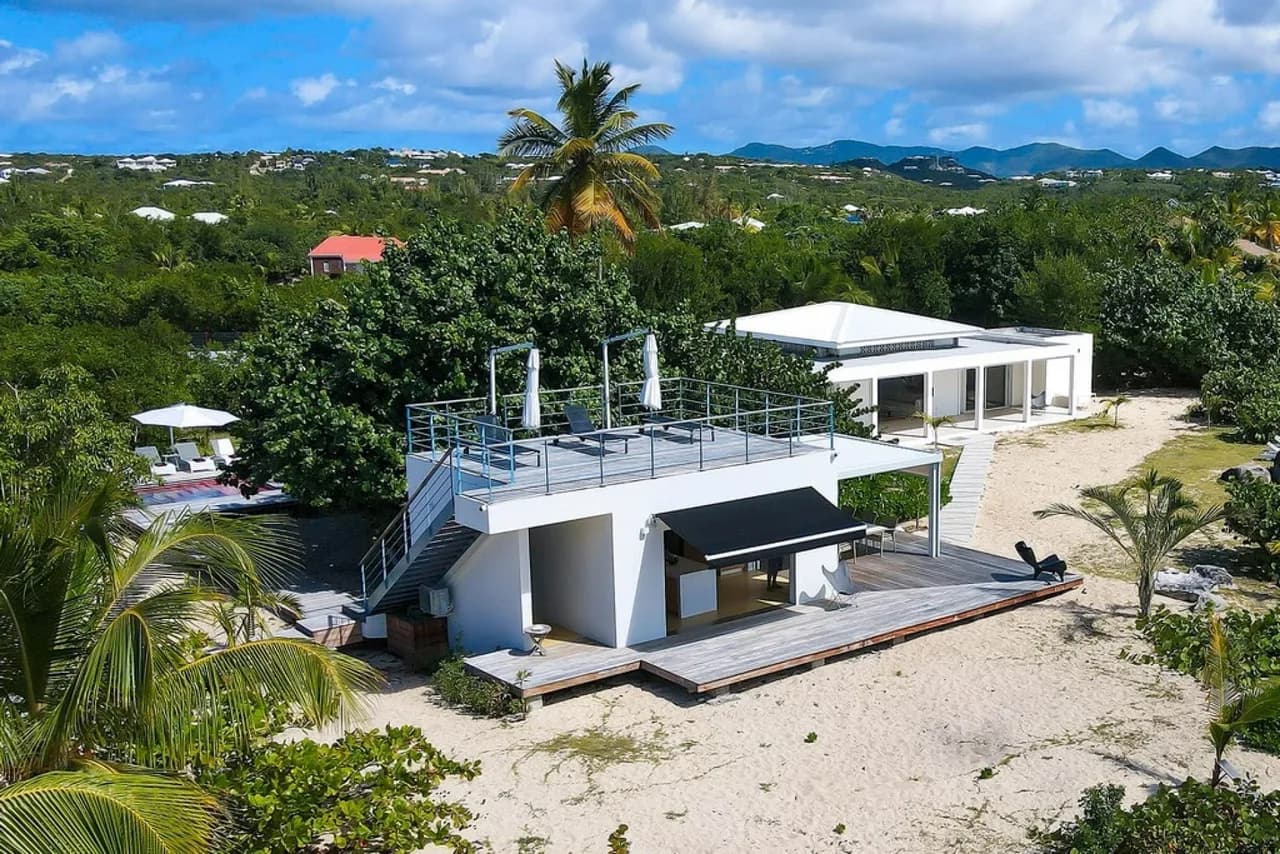 Contemporary villa located right on the beach photo 3