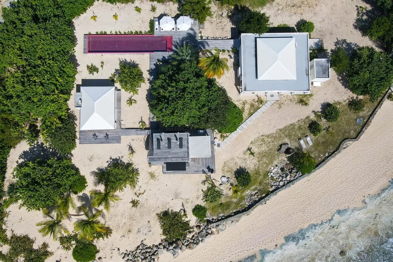 Contemporary villa located right on the beach photo 4