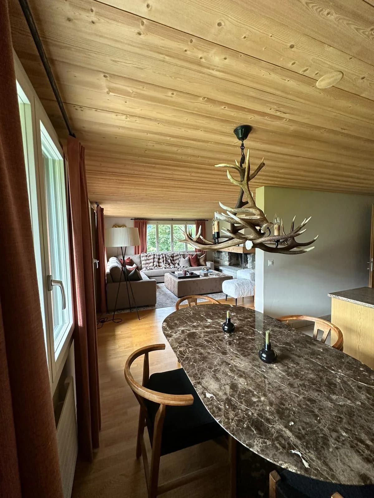 Alpine Haven 3-bedroom Chalet in Gstaad photo 4