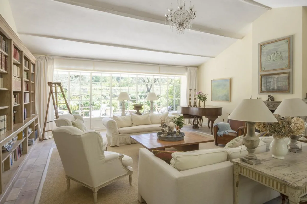 17th-century Farmhouse With Elegance And Charm photo 2