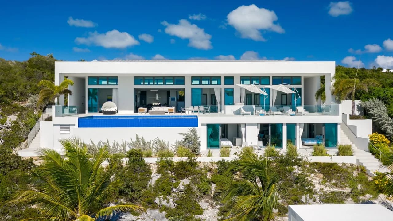 BEAUTIFUL 6BR OCEANFRONT VILLA IN TURTLE TAIL photo 3
